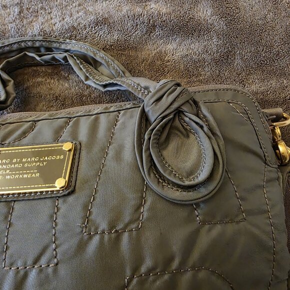 Marc by Marc Jacobs Quilted Nylon Laptop Bag Taupe Gray Gold Hardware Crossbody - Picture 8 of 16